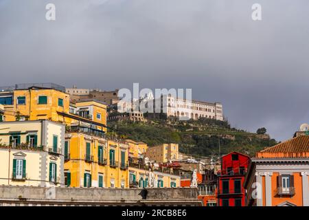 Napoli, Italia - 9 aprile 2022: Castel Sant'Elmo, la storica fortezza di Napoli vista dal centro. Castel Sant'Elmo è una fortezza medievale situata Foto Stock