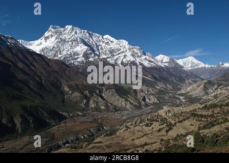 Aeroporto di Hongde e catena innevata dell'Annapurna Foto Stock