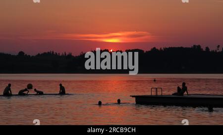 Persone che amano i temi in una serata d'estate al lago Pfaeffikon Foto Stock