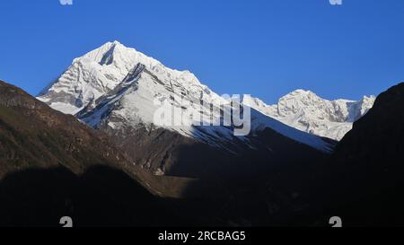 Alte montagne vicino a Namche Bazaar di sunrise Foto Stock
