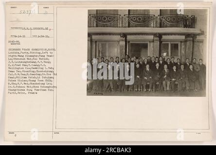 Commissione di pace cinese, Hotel Lutitia, Parigi. Fotografia scattata il 24 gennaio 1919 dal fotografo TT.H.C. Drucker. La didascalia descrive gli individui nella fotografia, inclusi i loro nomi e posizioni. La fotografia mostra un gruppo di delegati cinesi seduti e in piedi insieme in una camera d'albergo a Parigi, in Francia durante la prima guerra mondiale Foto Stock