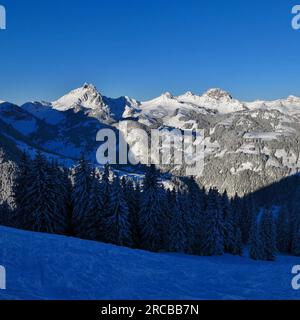 Mattina d'inverno nelle Alpi svizzere. Vista dal comprensorio sciistico di Wispile. MT Videmanette Foto Stock