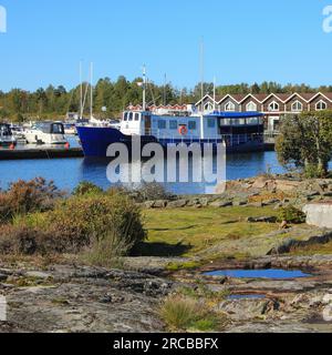 Nave a Sunnana Hamn, piccolo porto a Mellerud. Dalsland, Svezia Foto Stock