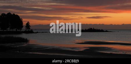 Nuvole multicolore all'alba. Riva del lago Vanern vista da vita Sannar Foto Stock