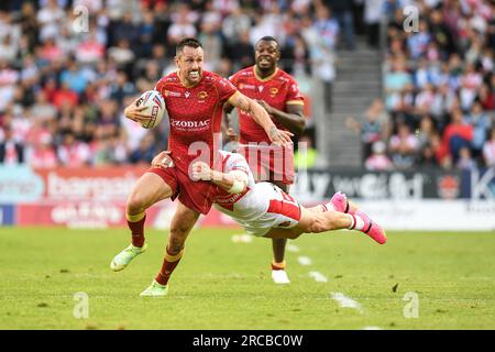 St Helens, Inghilterra - 13 luglio 2023 - Mitchell Pearce dei draghi catalani affrontato da Jonny Lomax di St Helens. Betfred Super League, St. Helens vs Catalan Dragons al Totally Wicked Stadium, St. Helens, Regno Unito Foto Stock