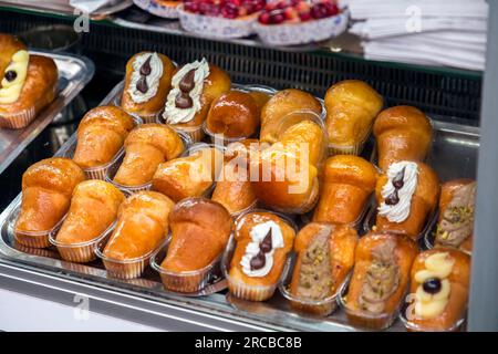 Panettieri napoletani che preparano i famosi dolci italiani in una panetteria tradizionale a Napoli, Campania, Italia. Foto Stock