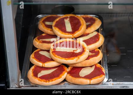 Panettieri napoletani che preparano i famosi dolci italiani in una panetteria tradizionale a Napoli, Campania, Italia. Foto Stock