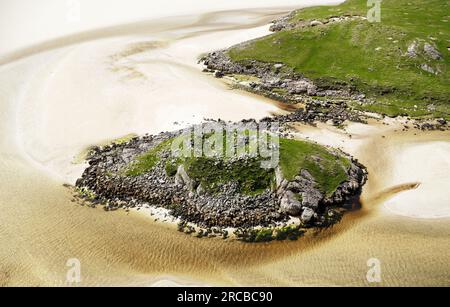 Dun Borranish dun preistorico dell'età del ferro e strada rialzata sull'isola di Tidal a Uig Sands, alias Traigh Uuige, Uig Bay, Lewis, Ebridi esterne. Guardando a nord-ovest Foto Stock