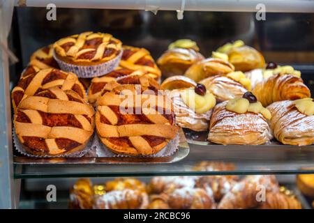 Panettieri napoletani che preparano i famosi dolci italiani in una panetteria tradizionale a Napoli, Campania, Italia. Foto Stock