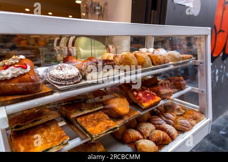 Panettieri napoletani che preparano i famosi dolci italiani in una panetteria tradizionale a Napoli, Campania, Italia. Foto Stock