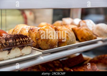 Panettieri napoletani che preparano i famosi dolci italiani in una panetteria tradizionale a Napoli, Campania, Italia. Foto Stock