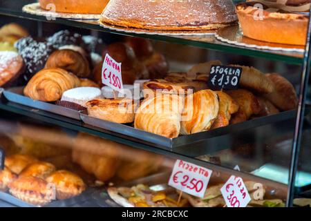 Panettieri napoletani che preparano i famosi dolci italiani in una panetteria tradizionale a Napoli, Campania, Italia. Foto Stock