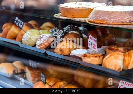 Panettieri napoletani che preparano i famosi dolci italiani in una panetteria tradizionale a Napoli, Campania, Italia. Foto Stock