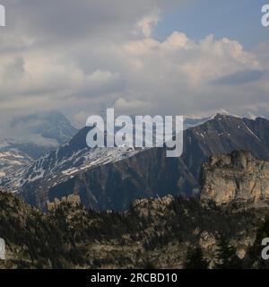 Montagne viste da un luogo tra Schynige Platte e il Monte Faulhorn. Maenlichen, Tschuggen e Lauberhorn Foto Stock
