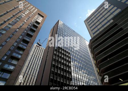 Alti edifici nel quartiere degli affari di Birmingham. (La vista da Newton Street guarda verso Dale End.) Foto Stock