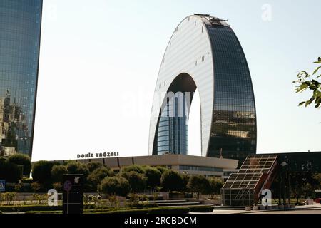 Baku, Azerbaigian - 26 giugno 2023: Una tranquilla vista mattutina che cattura il Deniz Vagzali e l'iconico Crescent Hotel, immersa nella luce soffusa e mattutina Foto Stock