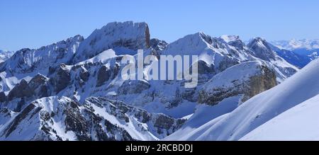 Montagne innevate viste da Chaeserrugg Foto Stock