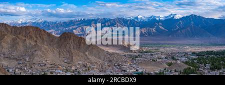 Panorama dalla collina di Tsenmo su Leh e la valle dell'Indo, Ladakh, Jammu e Kashmir, India Foto Stock