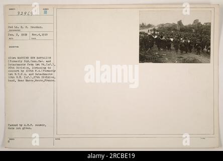 I soldati del 101st Machine Gun Battalion della 26th Division sono visti ascoltare un concerto del 104th P.A. Band della 27a Divisione vicino Marre, Mosa, Francia. La foto è stata scattata il 2 gennaio 1919 dal 2° tenente H. 8. Drucker. È stato approvato dalla censura A.E.F. anche se la data esatta è sconosciuta. Foto Stock