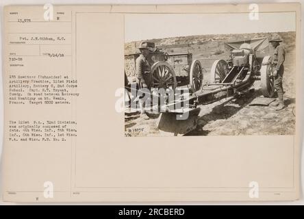 Soldato J.E. Gibbon del Signal Corps è raffigurato presso la pratica di artiglieria in Francia durante la prima guerra mondiale. L'immagine lo mostra mentre gestisce un 155 Howitzer (Schneider) con il capitano R.T. Bryant al comando. La pratica si è svolta sulla strada tra Letrecey e Montigny sul Monte Remin, con una distanza target di 5000 metri. Questa foto è stata scattata il 24 luglio 1918. La 121st Field Artillery, Battery C, 2nd Corps School, faceva parte della 32nd Division, originariamente composta da distaccamenti del 4th Wisconsin Infantry, 5th Wisconsin Infantry, 6th Wisconsin Infantry, 1st Wisconsin Field Artillery, e. Foto Stock