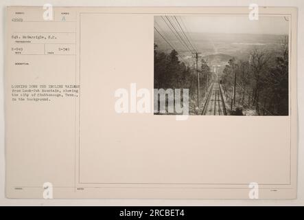 Immagine che cattura la vista dalla ferrovia inclinata di Look Out Mountain, mostrando la città di Chattanooga, Tennessee sullo sfondo. La foto è stata scattata dal sergente McGarrigle (S.C.) e gli è stato assegnato il numero 45569. È stato ricevuto come parte di una serie di fotografie con il numero corrispondente 5-349. Foto Stock