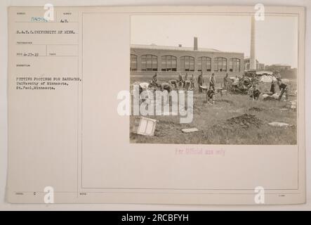 I soldati dello Student Army Training Corps (S.A.T.C.) dell'Università del Minnesota sono visti mettere le basi per le caserme di St. Paul, Minnesota. Questa fotografia, numerata 58728 e scattata il 27 aprile 1919, fa parte di una serie che documenta le attività militari americane durante la prima guerra mondiale. L'immagine è destinata esclusivamente all'uso ufficiale. Foto Stock