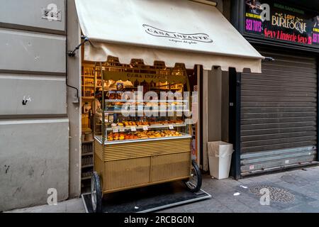 Napoli, Italia - 9 aprile 2022: Panettieri napoletani che preparano i famosi dolci italiani in una panetteria tradizionale a Napoli, Campania, Italia. Foto Stock