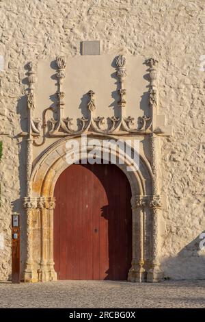 Ex convento das Bernardas, fondato nel 1509 e trasformato in una residenza basata su un progetto di Rduardo Souto Moura, Tavira, Algarve, Portogallo Foto Stock