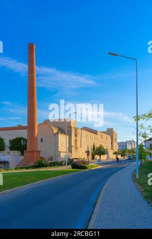 Ex convento das Bernardas, fondato nel 1509 e trasformato in una residenza basata su un progetto di Rduardo Souto Moura, Tavira, Algarve, Portogallo Foto Stock