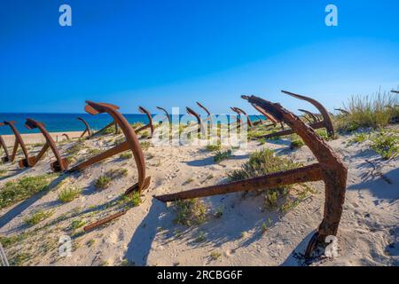 Cimitero dell'ancora, lungo la spiaggia di Barril, Tavira, Algarve, Portogallo Foto Stock