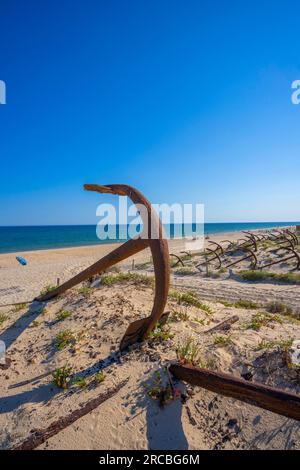 Cimitero dell'ancora, lungo la spiaggia di Barril, Tavira, Algarve, Portogallo Foto Stock