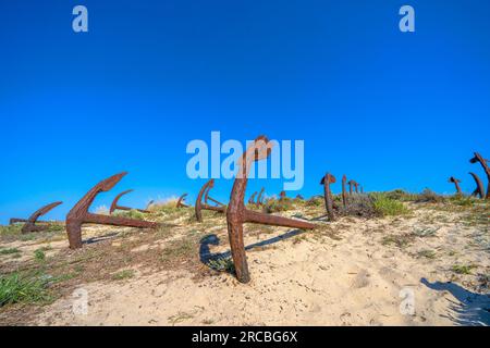 Cimitero dell'ancora, lungo la spiaggia di Barril, Tavira, Algarve, Portogallo Foto Stock