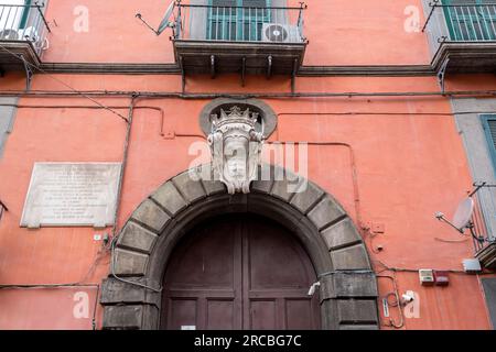 Napoli, Italia - 10 aprile 2022: Architettura generica e vista stradale a Napoli, Campania, Italia. Foto Stock