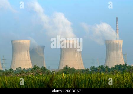 Caldaie nella centrale termica II di Neyveli lignite Corporation Limited NLC a Neyveli, Tamil Nadu, India meridionale, India, Asia Foto Stock