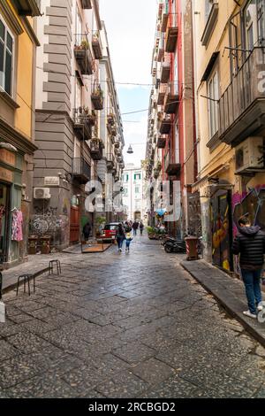 Napoli, Italia - 10 aprile 2022: Architettura generica e vista stradale a Napoli, Campania, Italia. Foto Stock