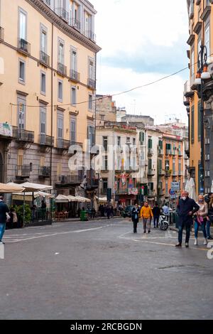 Napoli, Italia - 10 aprile 2022: Architettura generica e vista stradale a Napoli, Campania, Italia. Foto Stock