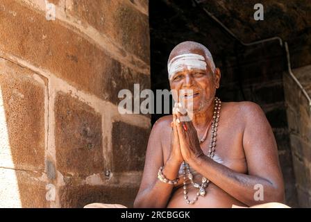 Un devoto scivite che adorava il tempio di Arulmigu Peruvudaiyar Brihadisvara dell'XI secolo a Gangaikonda Cholapuram vicino a Jayankondam Tamil Nadu, nel sud Foto Stock