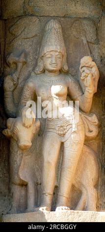 Statua di Ardhanarishvara metà Shiva metà Parvati nel tempio Arulmigu Peruvudaiyar Brihadisvara dell'XI secolo a Gangaikonda Cholapuram vicino a Jayankondam Foto Stock