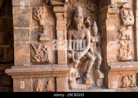 Scultura di Chandesh Anugraha Murthy nel tempio Arulmigu Peruvudaiyar Brihadisvara dell'XI secolo a Gangaikonda Cholapuram vicino a Jayankondam Tamil Nadu Foto Stock