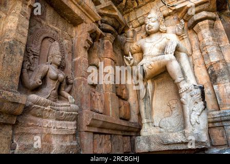 Saraswathi Saraswati, la dea dell'apprendimento e statua del custode della porta Dwarapalaka nel Tempio di Arulmigu Peruvudaiyar Brihadisvara dell'XI secolo Foto Stock