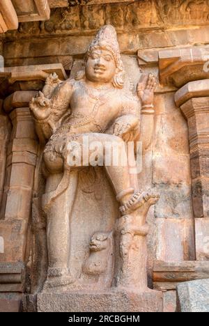 Statua del guardiano della porta di Dwarapalaka sul muro esterno del tempio Arulmigu Peruvudaiyar Brihadisvara dell'XI secolo a Gangaikonda Cholapuram vicino Foto Stock