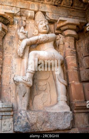 Statua del guardiano della porta di Dwarapalaka sul muro esterno del tempio Arulmigu Peruvudaiyar Brihadisvara dell'XI secolo a Gangaikonda Cholapuram vicino Foto Stock