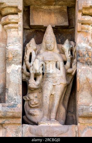 Mahishasuramardini con otto braccia in piedi con il suo leone, nicchia sulla parete settentrionale, tempio Arulmigu Peruvudaiyar Brihadisvara dell'XI secolo Foto Stock