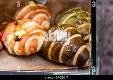 Napoli, Italia - 9 aprile 2022: Panettieri napoletani che preparano i famosi dolci italiani in una panetteria tradizionale a Napoli, Campania, Italia. Foto Stock