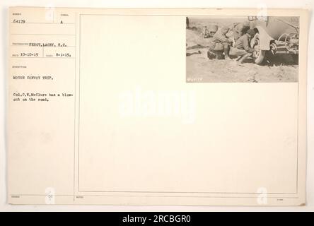 Colonnello C.W. McClure sperimenta un'esplosione durante un viaggio in convoglio. La fotografia è stata scattata il 1 agosto 1919, e la didascalia indica che faceva parte della serie Transportation nella collezione Photographs of American Military Activities durante la prima guerra mondiale Foto Stock