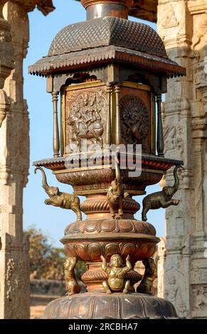 Dettagli nel post dell'albero della bandiera, Brihadisvara Brihadeeswara Big Temple (X secolo) Thanjavur Tanjore, Tamil Nadu, India meridionale, India, Asia. UNESCO Foto Stock