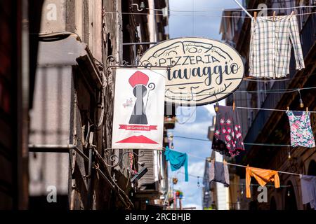 Napoli, Italia - 10 aprile 2022: Architettura generica e vista stradale a Napoli, Campania, Italia. Foto Stock