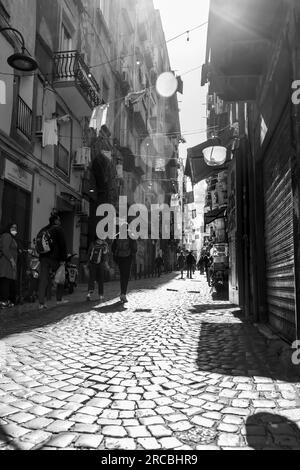 Napoli, Italia - 10 aprile 2022: Architettura generica e vista stradale a Napoli, Campania, Italia. Foto Stock