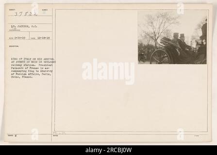 11-SC-37822: Il tenente Jackson, un fotografo di stanza in Francia durante la prima guerra mondiale, ha catturato questo momento storico il 18 dicembre 1918. La fotografia mostra l'arrivo del re d'Italia alla stazione ferroviaria Avenue du Bois de Boulogne a Parigi, in Francia. Il presidente francese Poincare accompagna il re al Ministero degli affari Esteri. Foto Stock