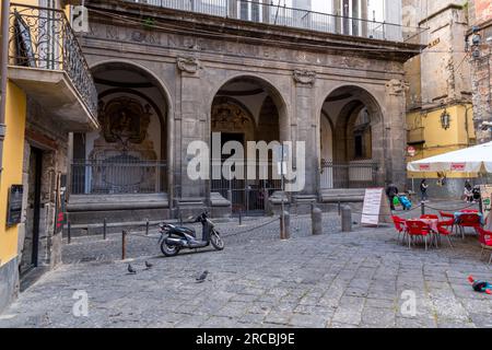 Napoli, Italia - 10 aprile 2022: Architettura generica e vista stradale a Napoli, Campania, Italia. Foto Stock